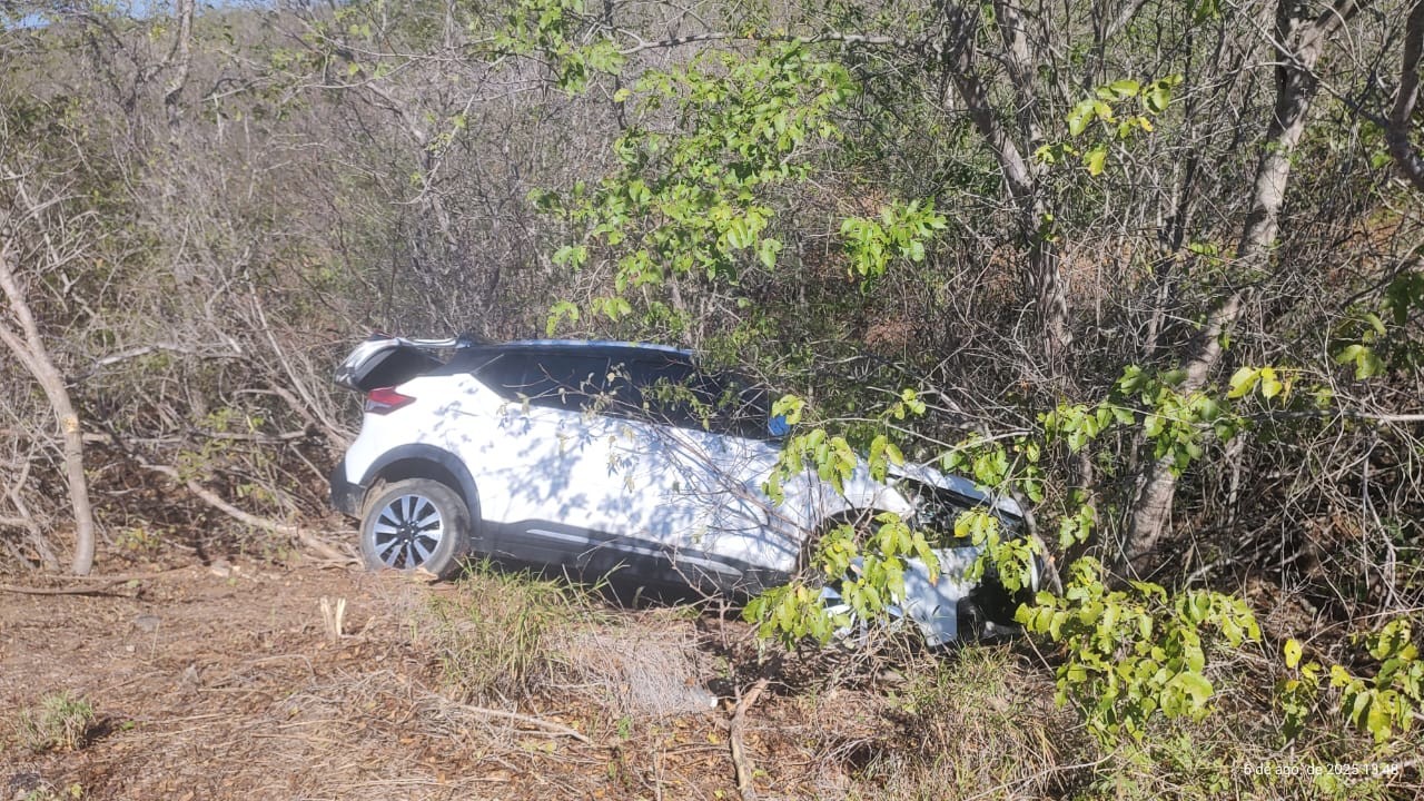 Acidente entre carreta e carro deixa uma pessoa morta e duas feridas no Cariri da Paraíba