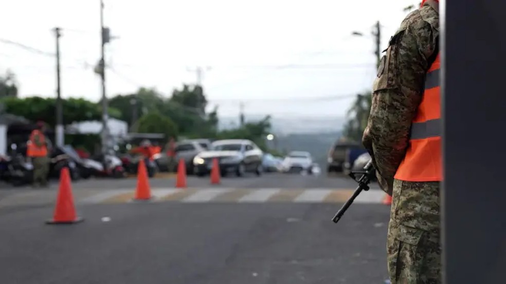 Militares controlam acesso à Campanera, comunidade que antes era o principal reduto da facção Barrio 18 — Foto: Felix Lima/BBC