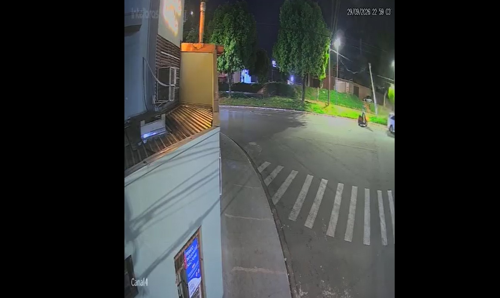 Motorista bate em poste e capota carro após beber e brigar com a esposa em Limeira, diz GCM