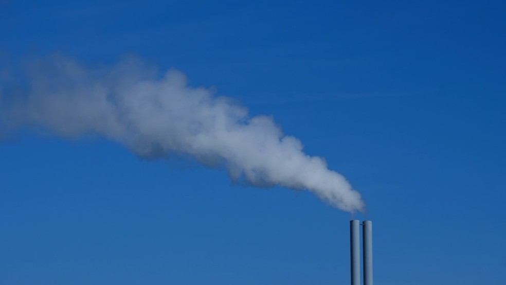 Emissões globais de gases de efeito estufa (GEE) aumentaram 1,2% de 2021 a 2022, atingindo um novo recorde de 57,4 Gigatoneladas de Dióxido de Carbono Equivalente (GtCO2e). — Foto: Ria Puskas / Unsplash / Divulgação