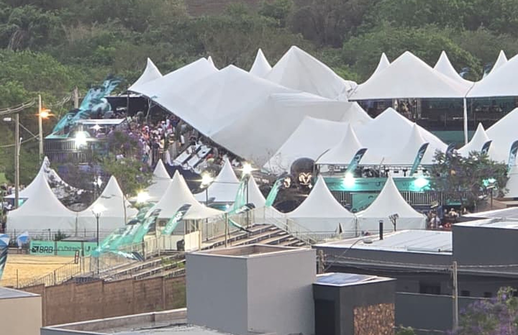 Vítimas de queda de cobertura de arquibancada em torneio de beach tennis passam por cirurgia