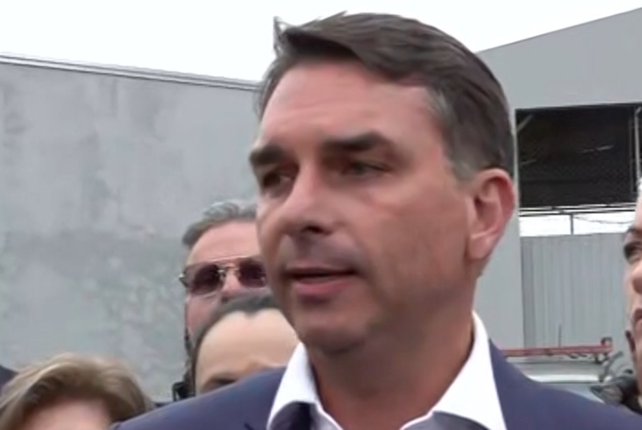 Flávio Bolsonaro visita ex-assessor do pai preso no Paraná e chama Moraes de 'laranja podre' no STF