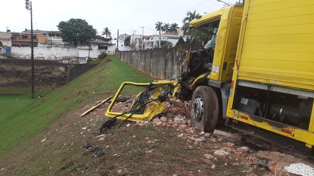 Motorista perde controle e caminhão e bate em muro na SP-249 em Pompéia
