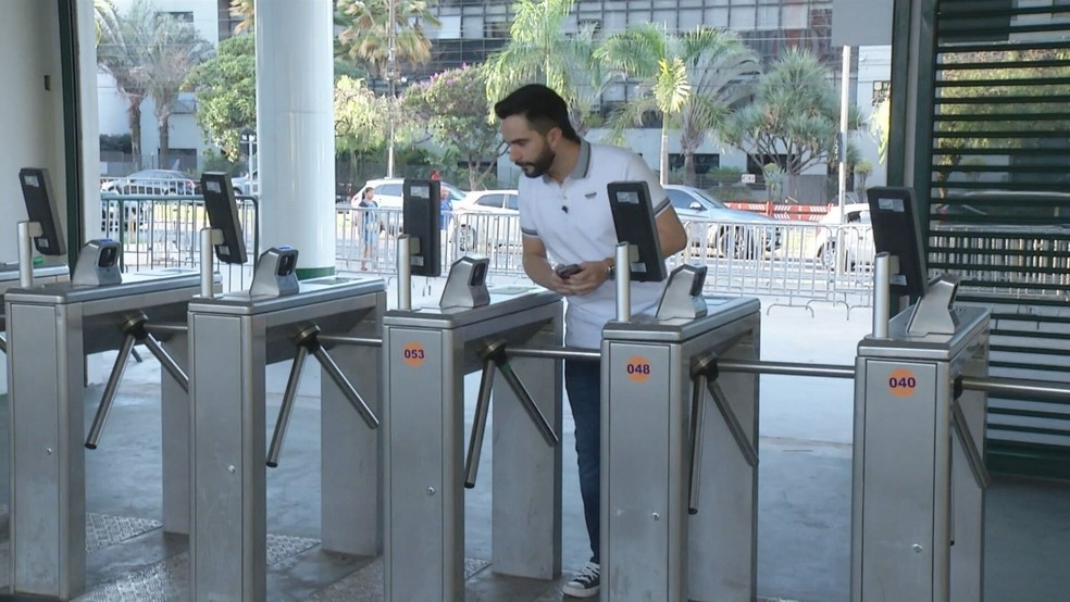 Torcedor se aproxima da câmera e após a liberação, pode cruzar a catraca — Foto: Reprodução/Jornal Hoje