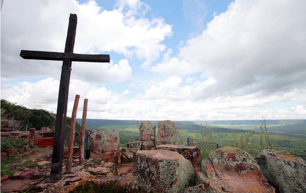 No topo da serra do Araripe, em Santana do Cariri, o Pontal de Santa Cruz revela um dos mais belos cenários da região — Foto: Geopark Araripe/Divulgação