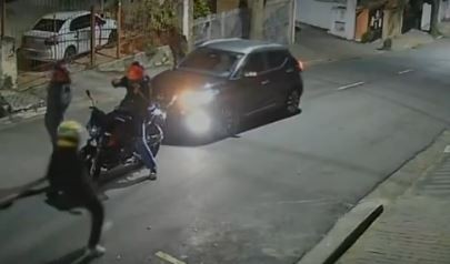 Vídeo: Criminosos em motos fazem arrastão e roubam alianças e celulares de motoristas, passageiro e motociclista em rua no ABC