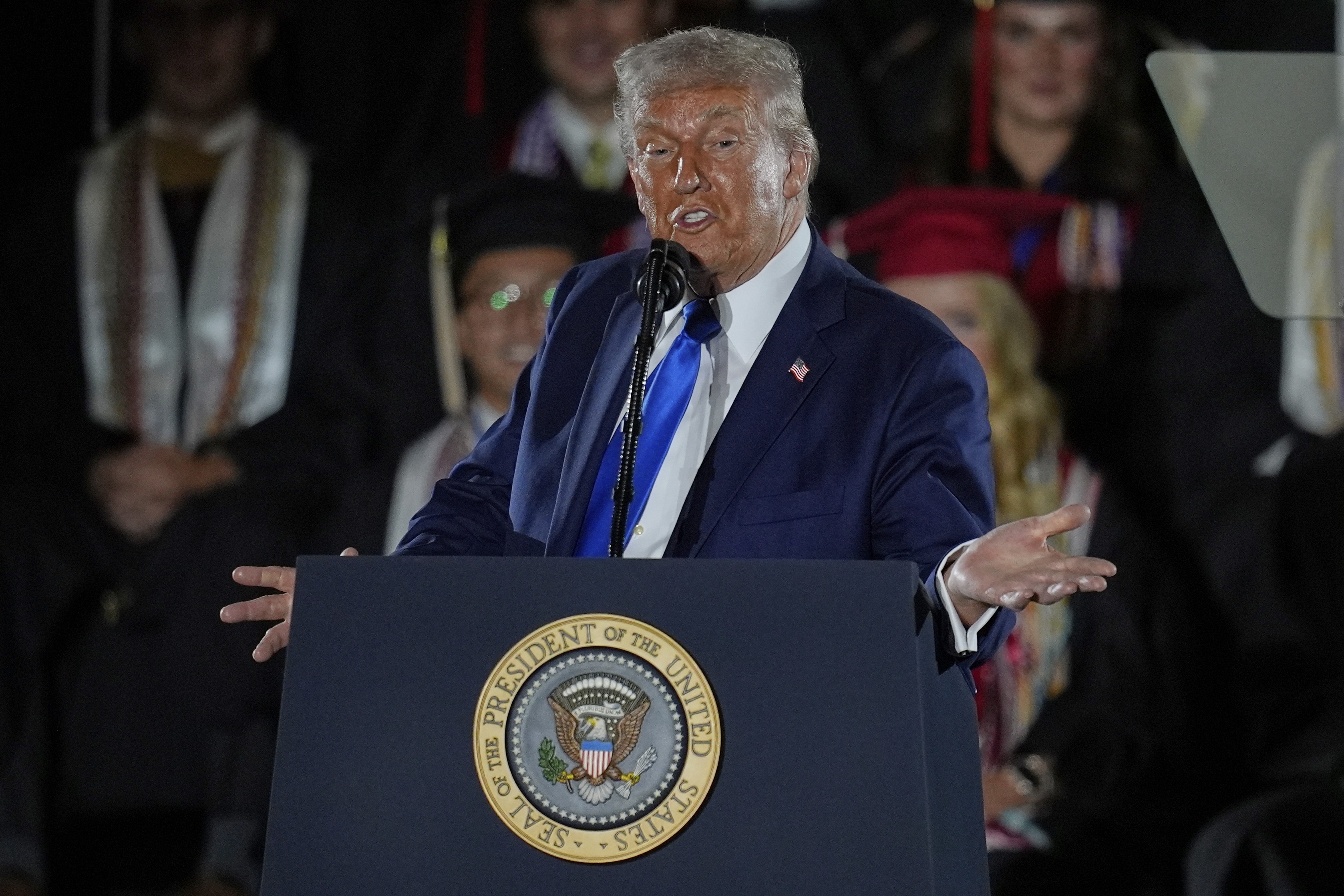 Trump fala em 'período de transição' e minimiza risco de recessão nos EUA