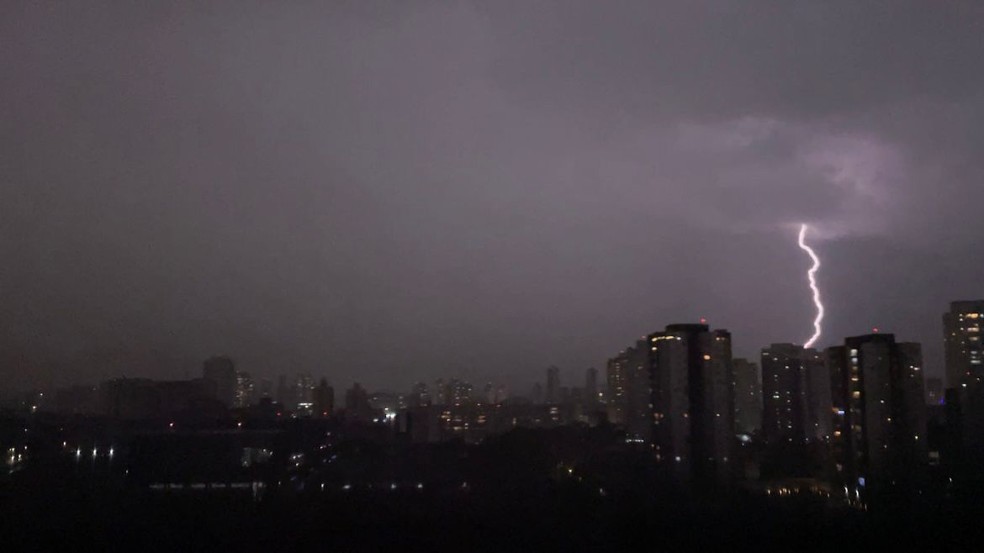 Raio durante chuva em São Paulo — Foto: Renata Bitar/g1