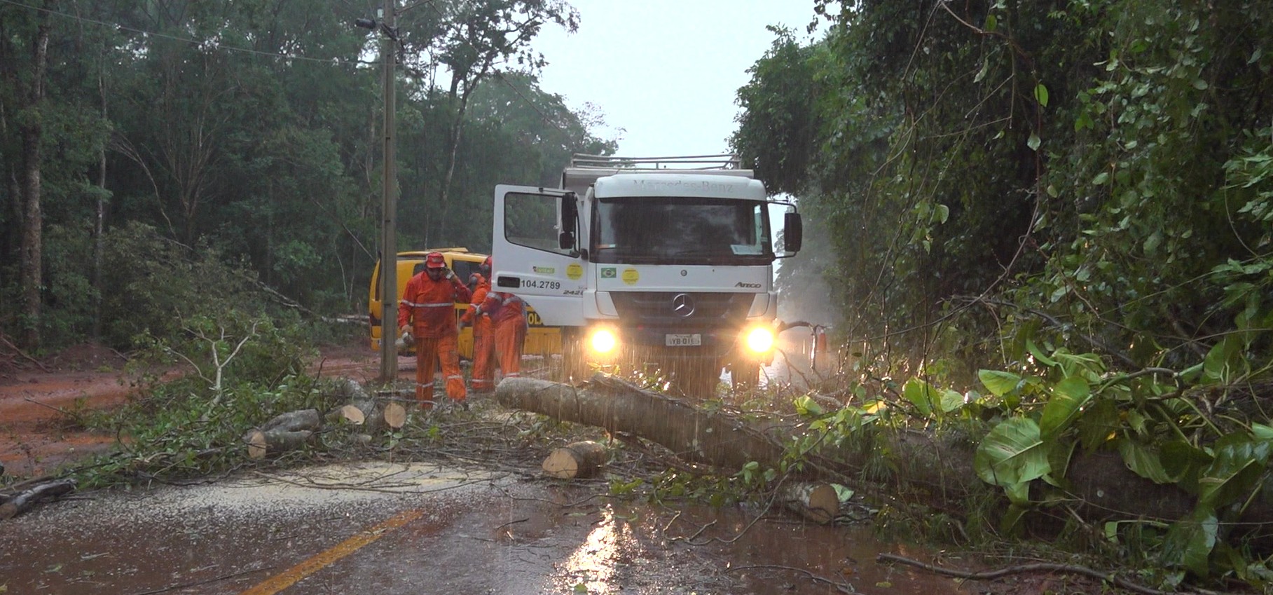 Chuva intensa alaga ruas e deixa família desalojada em Foz do Iguaçu; veja imagens