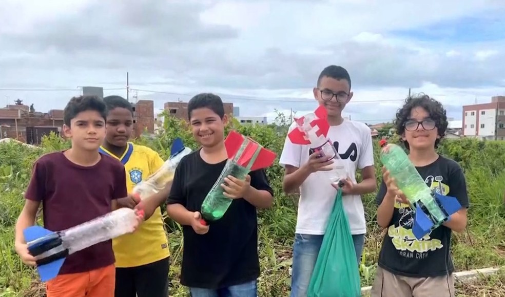 Alunos de escola de Jo&atilde;o Pessoa utilizam garrafas pet, canos de pvc, fitas adesivas e &aacute;gua para construir foguetes &mdash; Foto: Reprodu&ccedil;&atilde;o/TV Cabo Branco