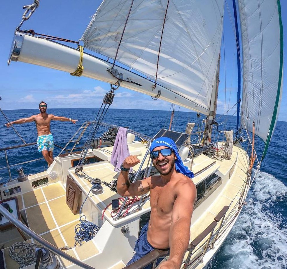 Uma Jovem Fica No Leme Do Navio E Olha Para A Bússola, Escapar Do