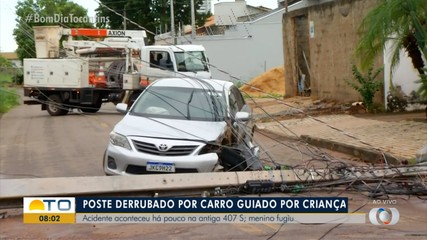 Criança pega carro dos pais sem permissão, derruba poste e deixa quadra sem energia