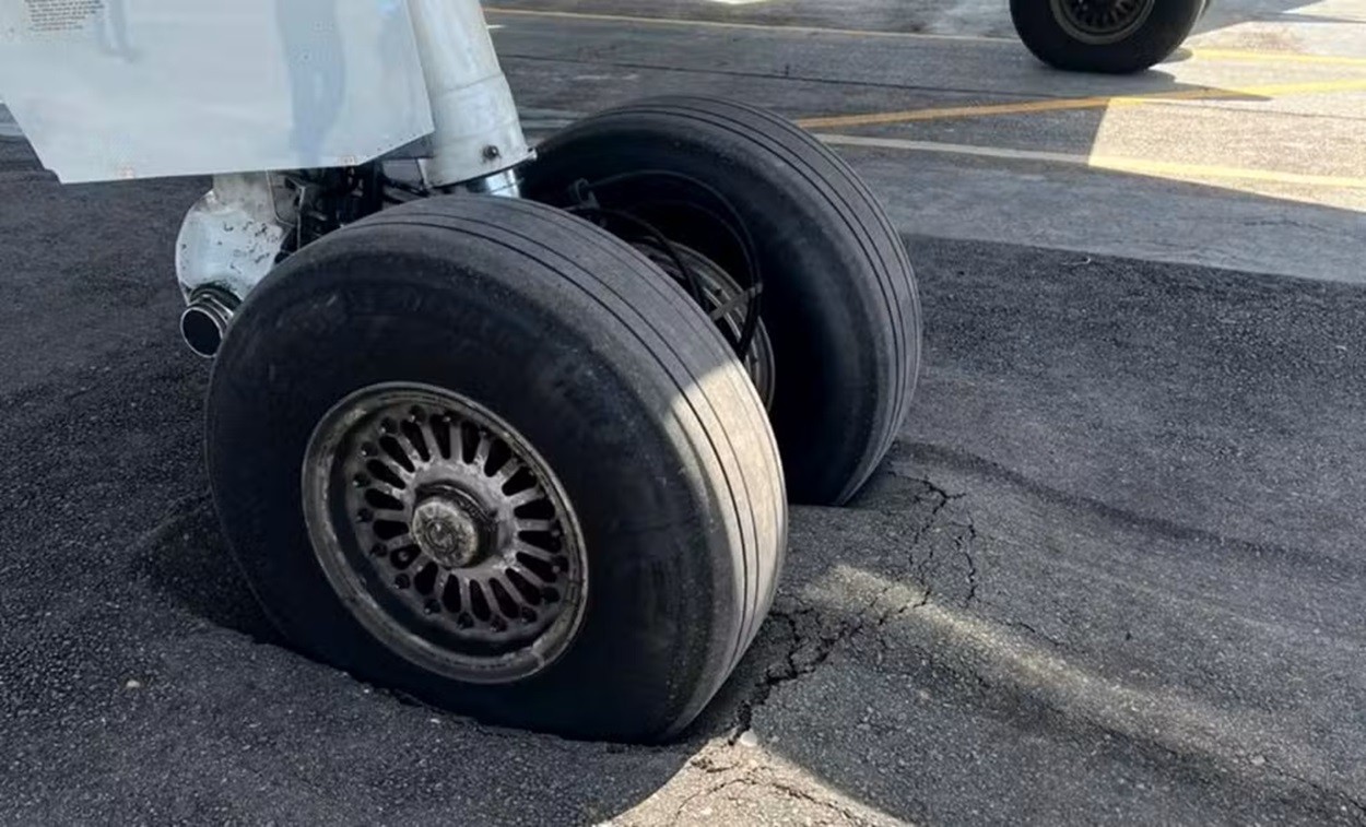 Avião atola na pista do aeroporto de Fernando de Noronha; VÍDEO