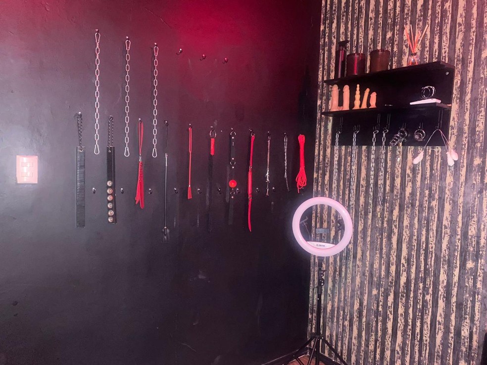 Clínica de estética e massagem era usada para exploração sexual e tinha instrumentos sadomasoquistas em Santos, SP — Foto: Polícia Civil/Divulgação
