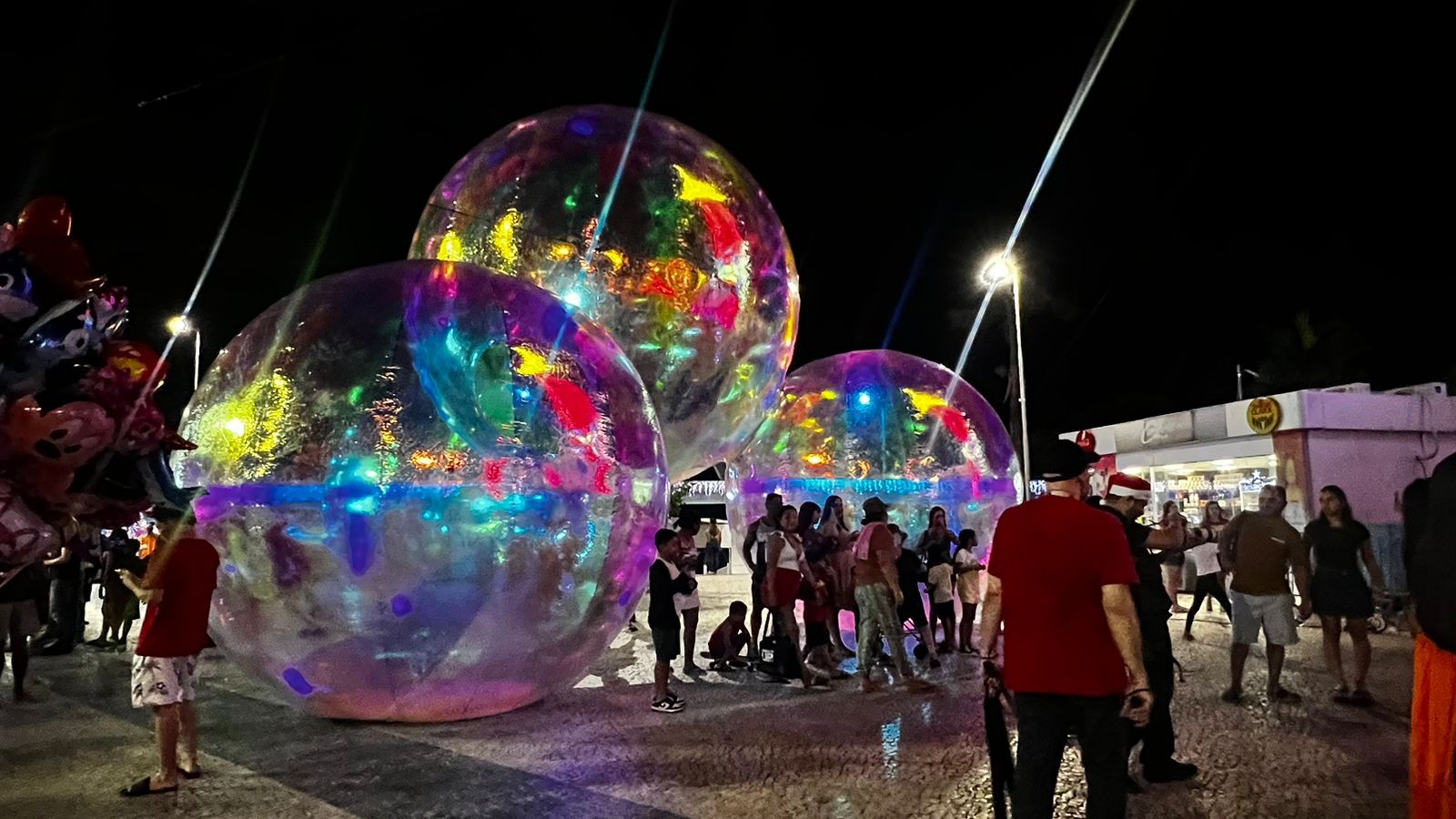 Árvore de Natal de 30 metros é inaugurada na Ponta Negra com atrações instagramáveis