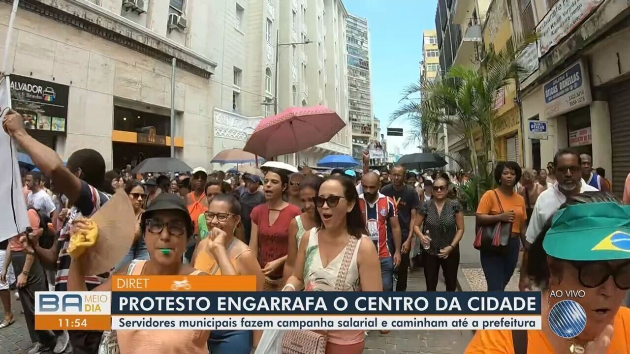 Servidores municipais protestam no Centro de Salvador; categoria ...
