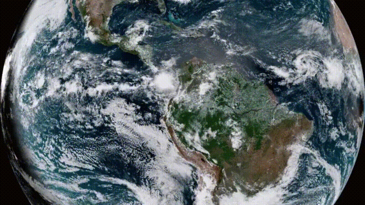 Satélite registra sombra da Lua cruzando a Terra durante eclipse solar total; veja IMAGEM