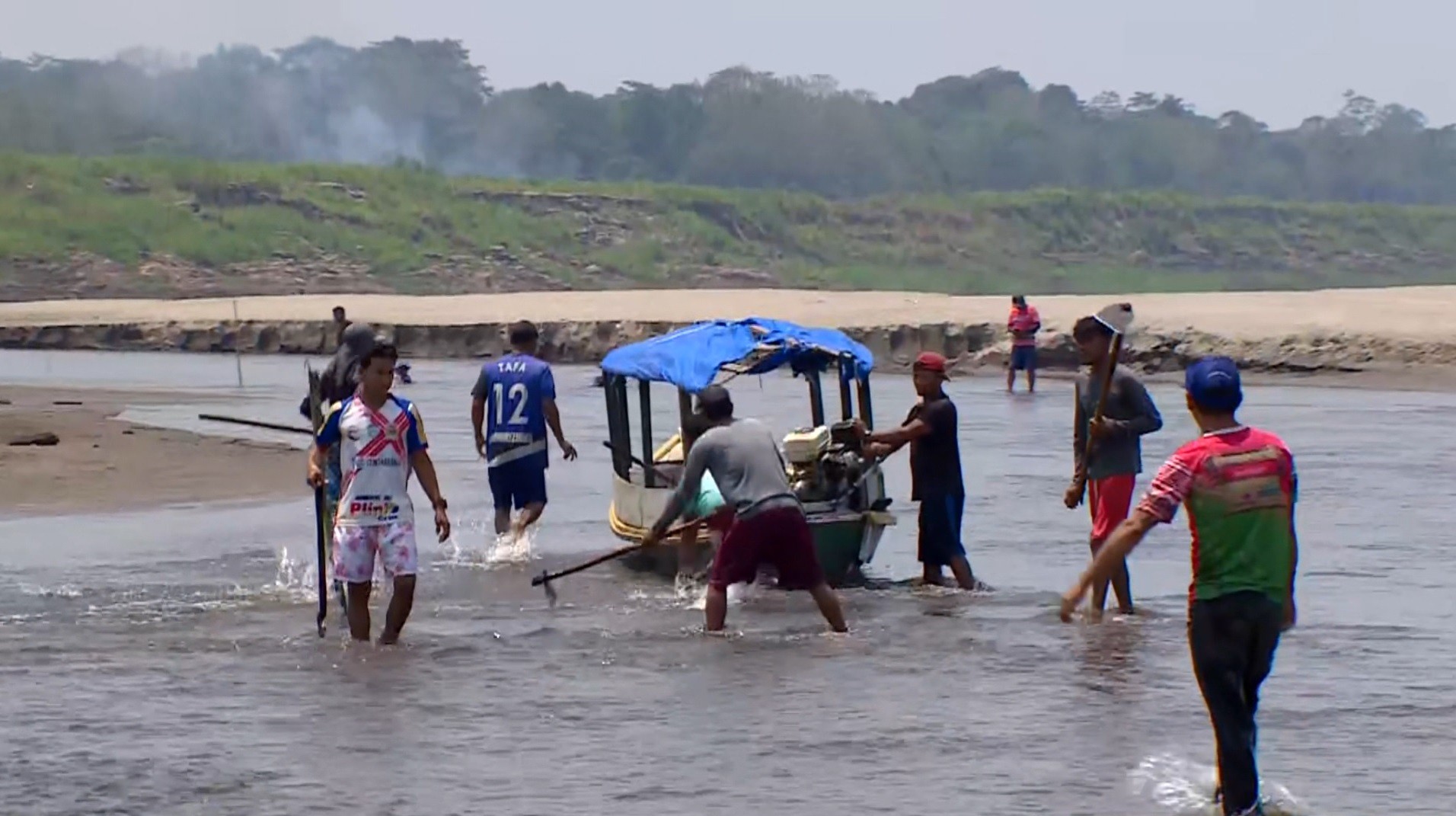 Seca no Rio Solimões isola mais de três mil pessoas; ribeirinhos usam enxadas para abrir canais para embarcações no AM