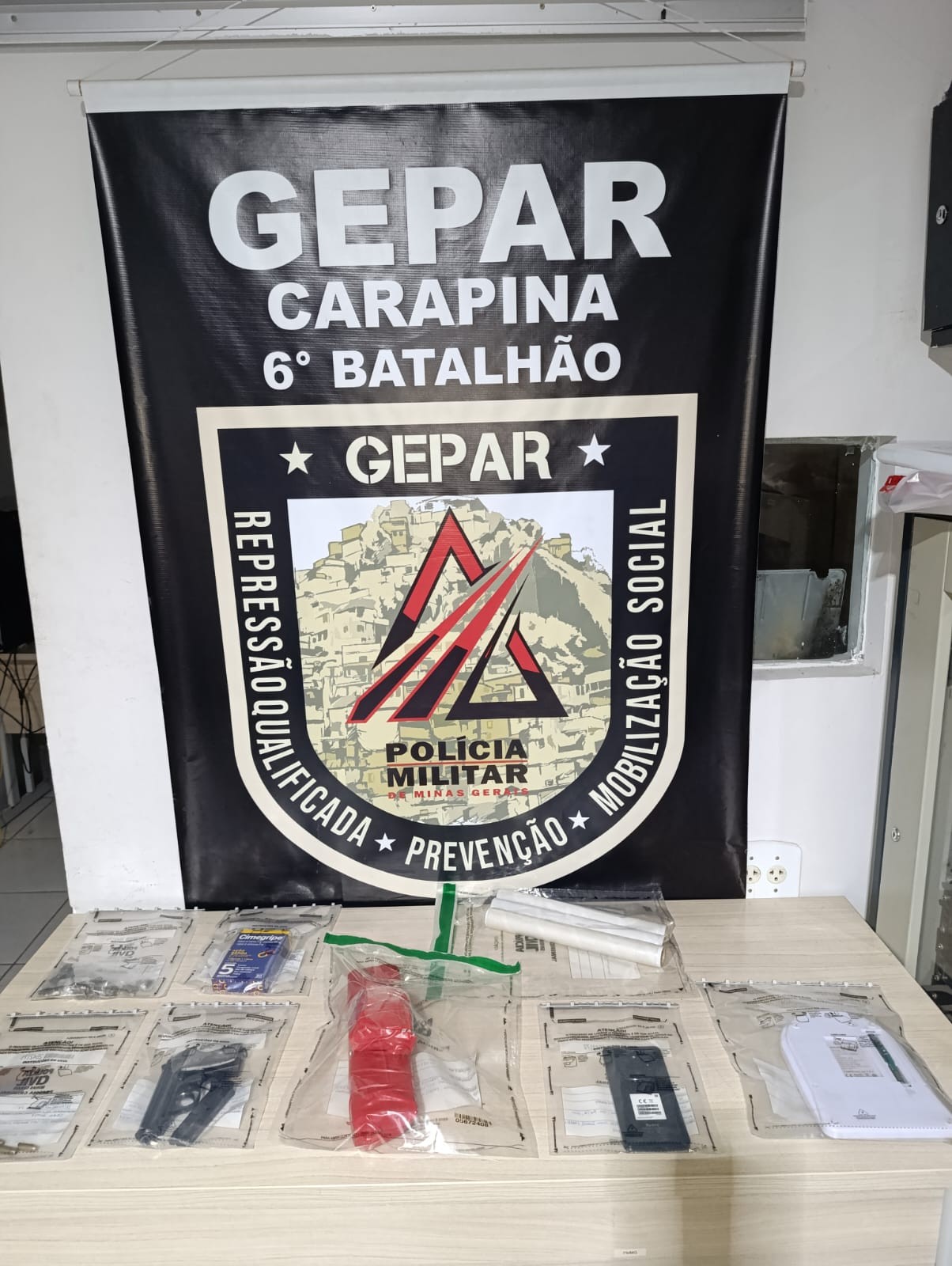 Após denúncia, PM encontra drogas e pistola na casa de mulher que guardava material para traficante em Governador Valadares