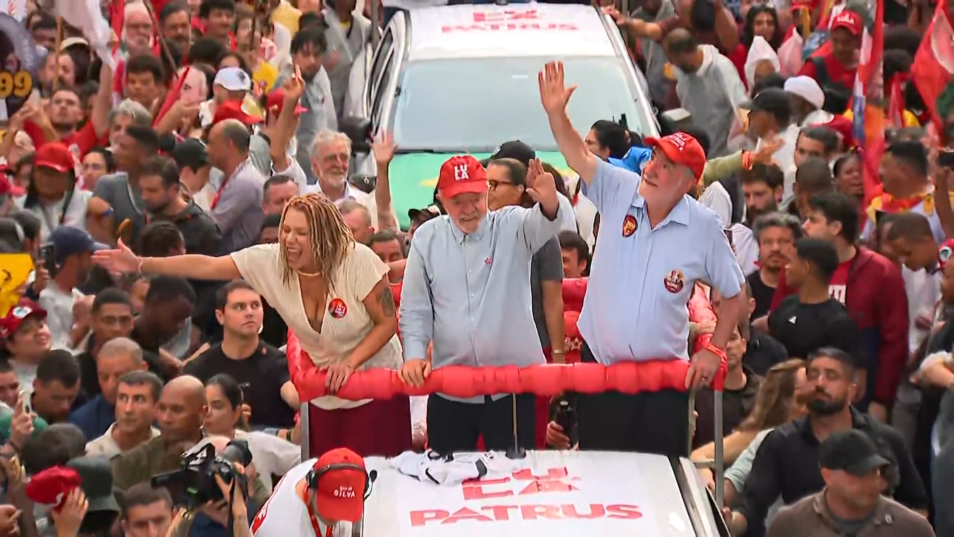 Patrus defende ampliar diálogo com movimentos sociais e participa de passeata com Lula em BH