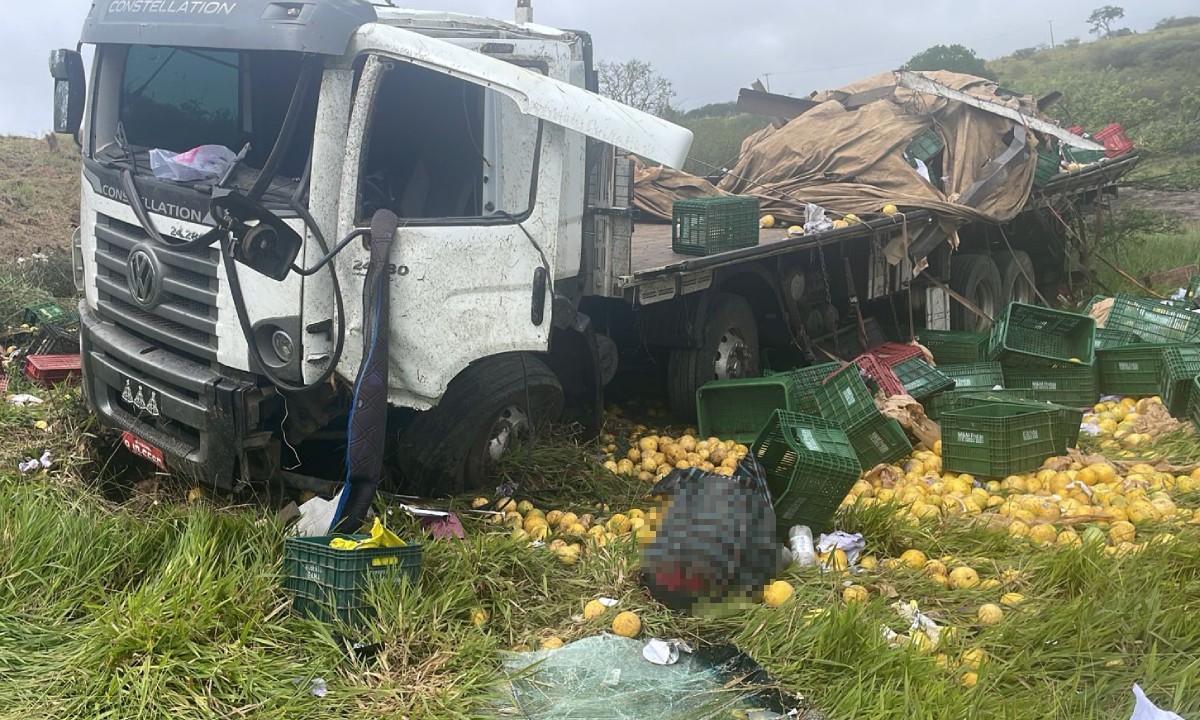 Motorista é arremessado e morre após caminhão cair em ribanceira na Bahia