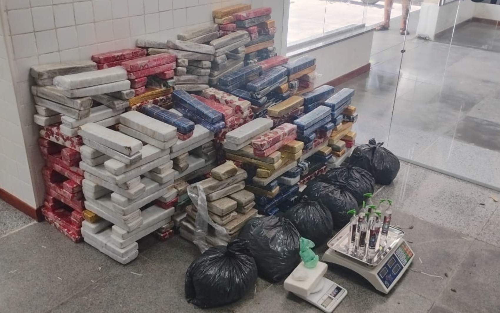 Mais de meia tonelada de drogas é apreendida em imóvel na Bahia; suspeito fugiu