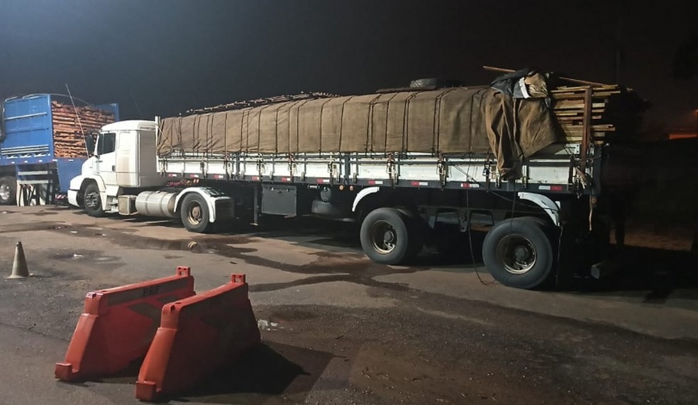 Vídeo: caminhão 'arqueado' é apreendido pela PRF no PR - dcmais