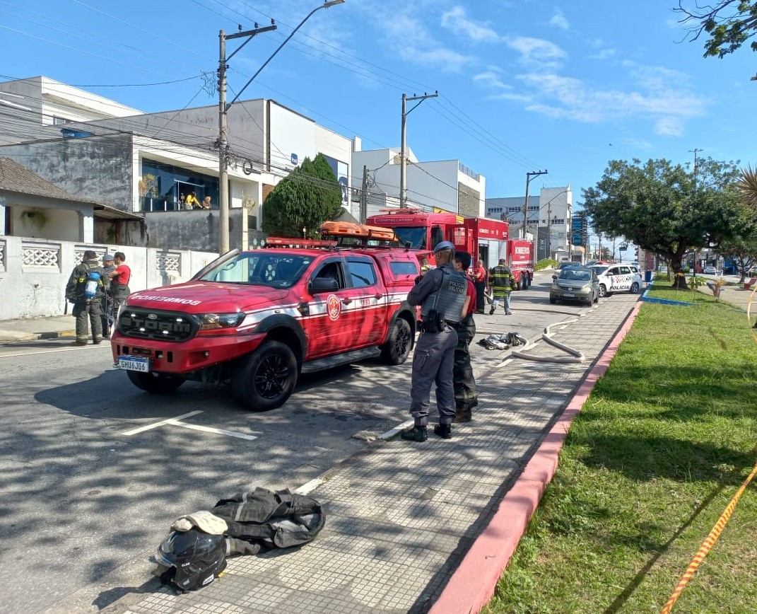 Comércio pega fogo na Praça Norival Tavares em Mogi das Cruzes; ninguém se feriu
