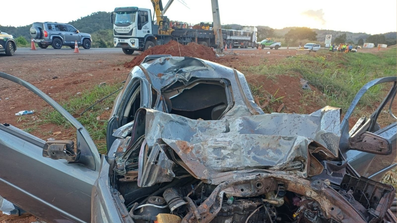 Acidente mata motorista e dois homens que trabalhavam na BR-153