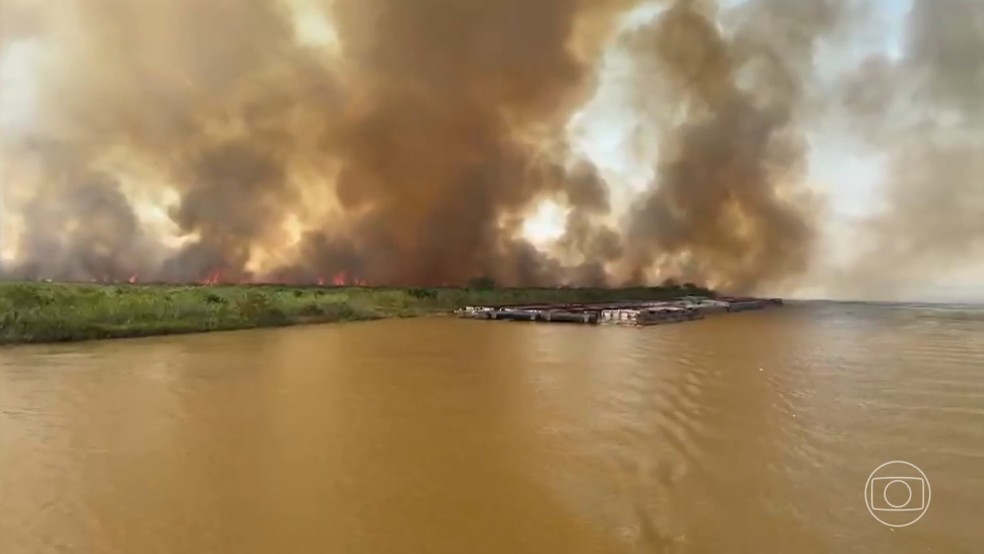 Bombeiros recebem ajuda de helicópteros e aviões para combater as queimadas no Pantanal — Foto: Reprodução/TV Globo