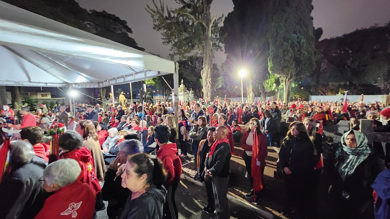 Multidão acompanha alvorada do cemitério na Festa do Divino de Mogi das Cruzes
