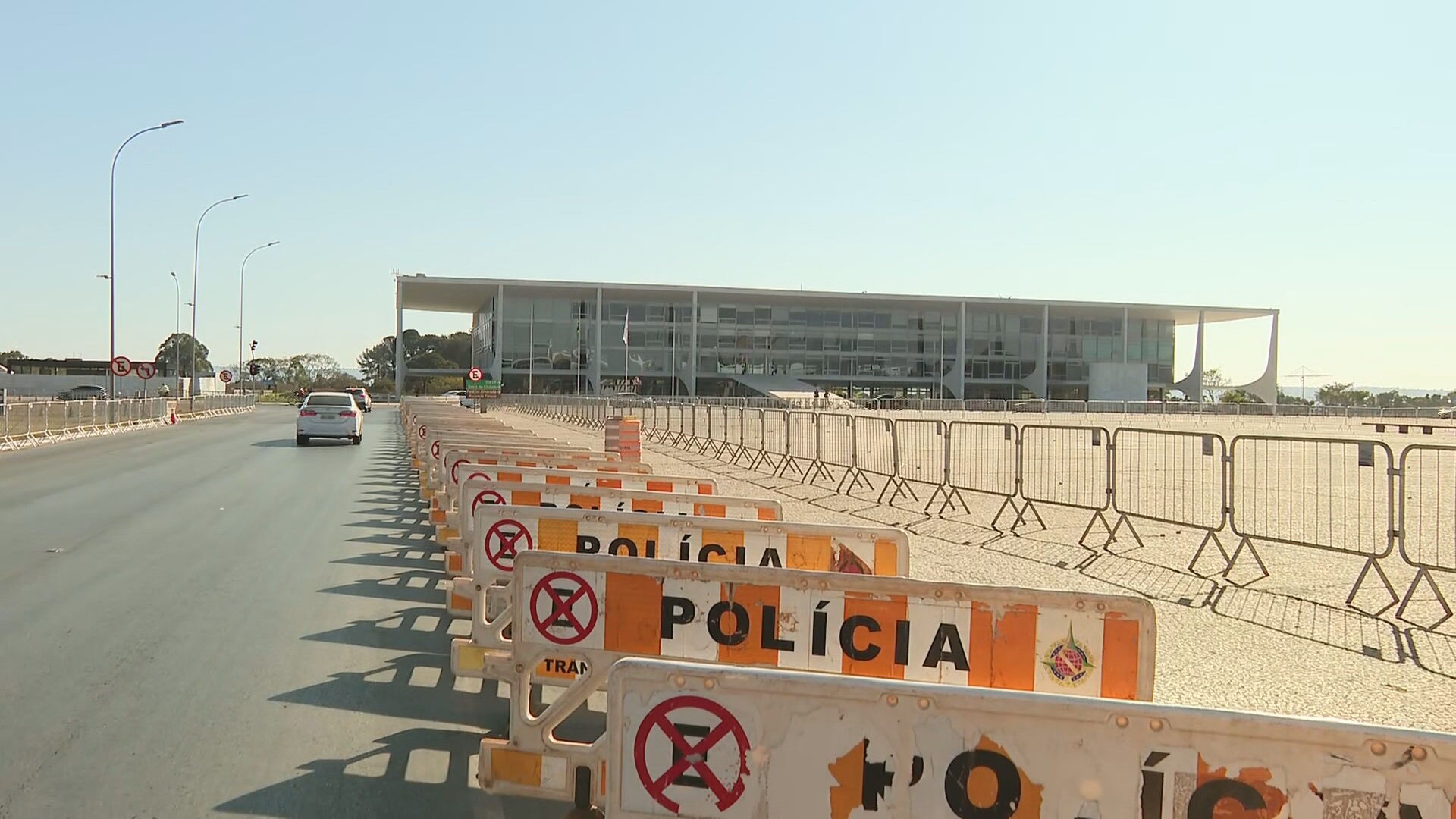 Polícia Militar fecha Praça dos Três Poderes, em Brasília, para visitação de turistas