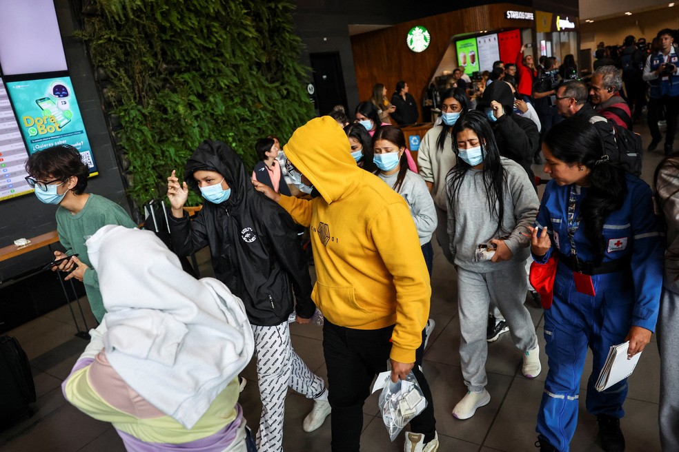 Cidadãos colombianos deportados pelos EUA desembarcam no aeroporto de Bogotá sem algemas, em 28 de janeiro de 2024. — Foto: Luisa Gonzalez/ Reuters