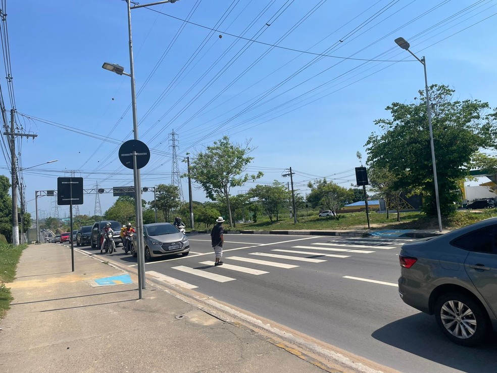 Pedestre tenta atravessar Avenida das Torres. — Foto: Bianca Fatim/g1 AM
