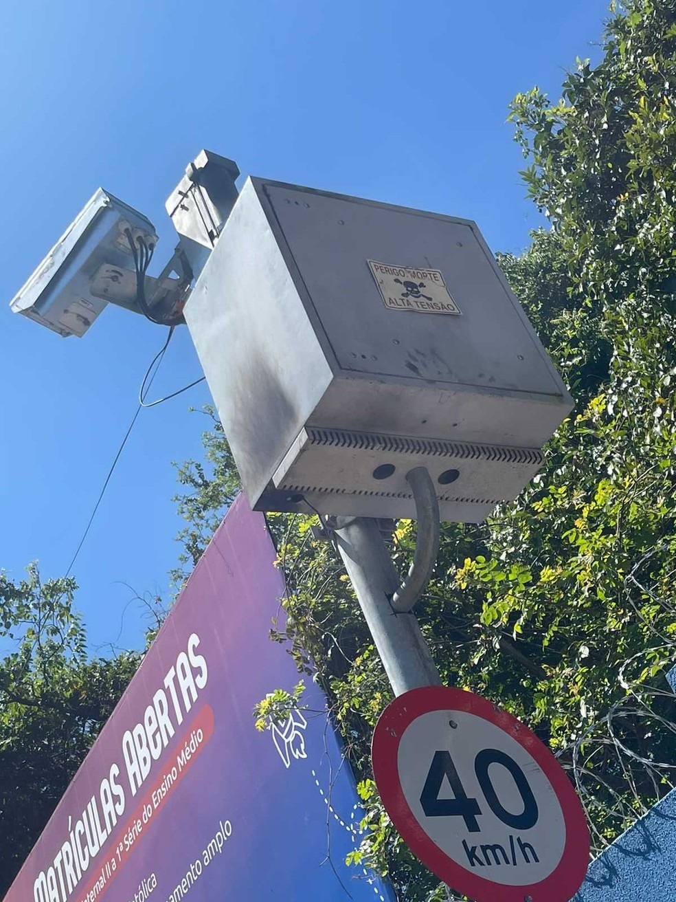 Radar redutor de velocidade foi danificado com o furto — Foto: Prefeitura de Itaúna/Divulgação