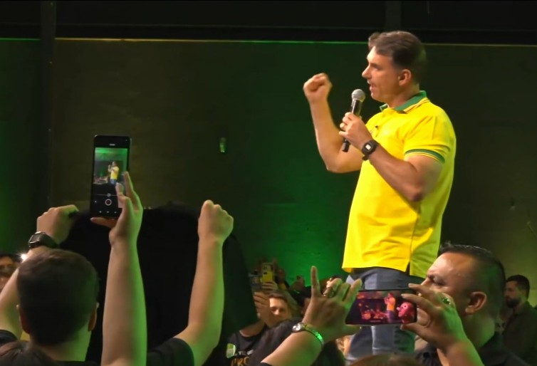 Flávio diz que Lula tentou 'comprar voto dos mais pobres' e promete 'tesouraço' na economia