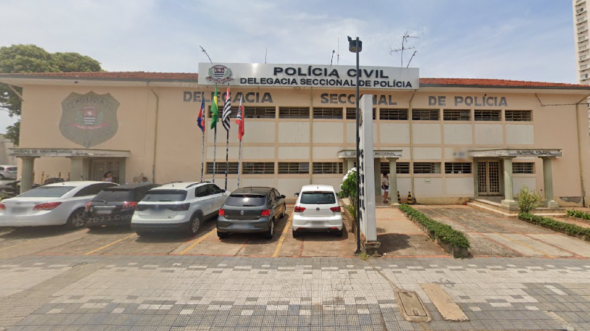 Mulher morre e cinco ficam feridos após homem atirar contra vizinhos em discussão por som alto em Lins