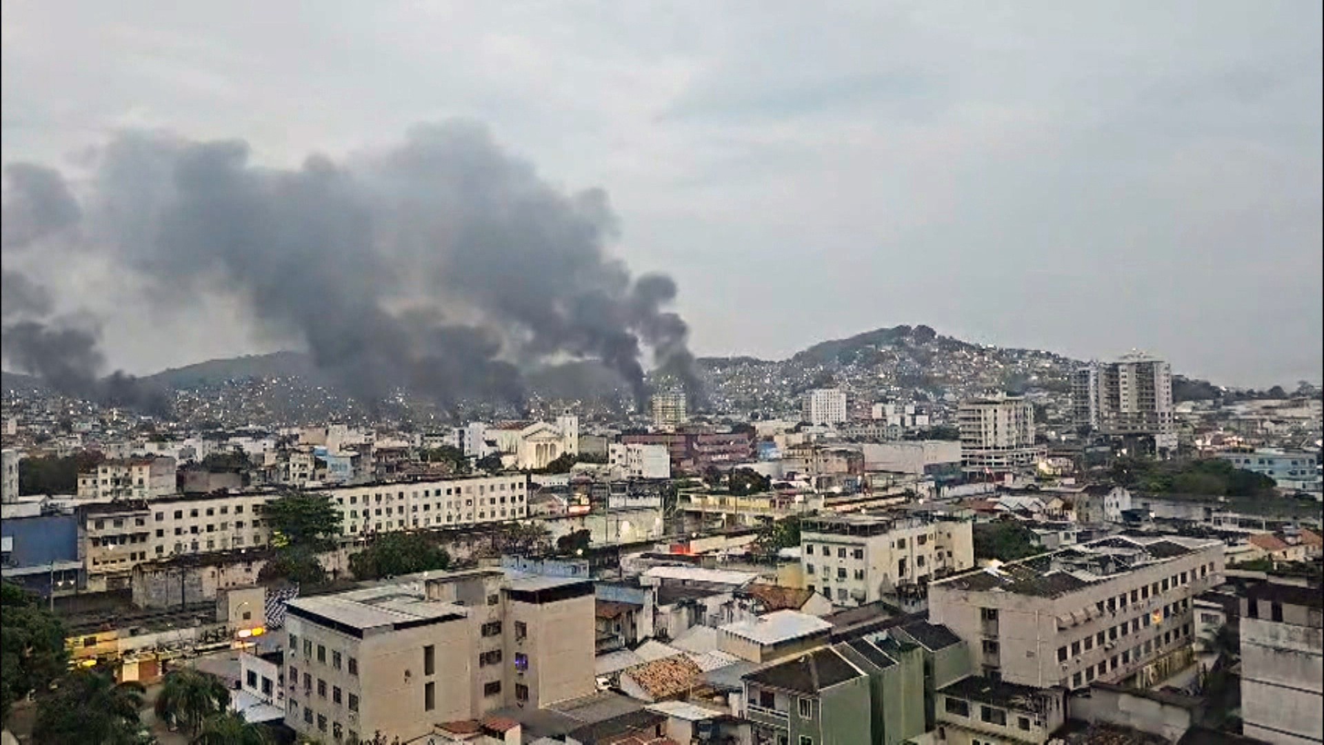Em megaoperação no Alemão e na Penha, polícias tentam prender 100 do Comando Vermelho; 4 são mortos