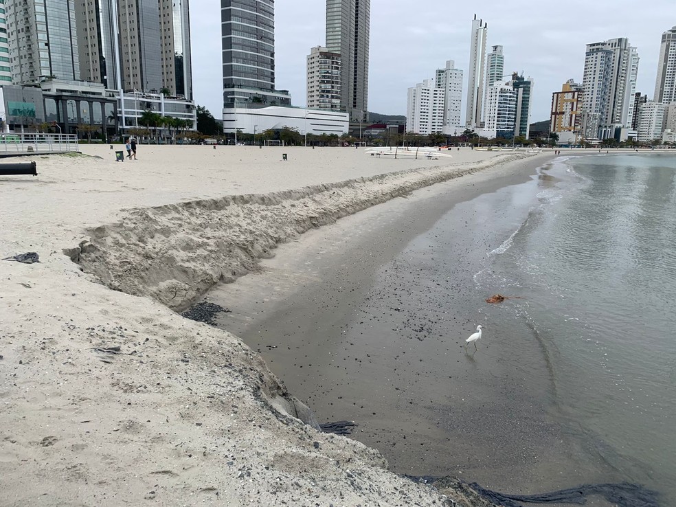 Imagem feita em 6 de setembro de 2023 mostra erosão em praia alargada de Balneário Camboriú — Foto: Morgana Fernandes/NSC TV