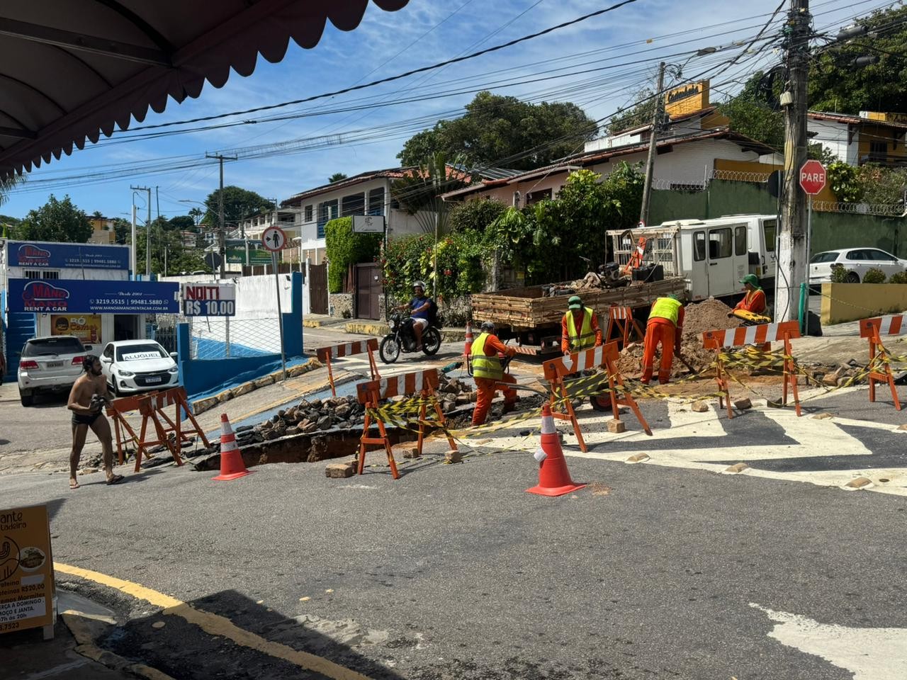 Via de acesso à orla de Ponta Negra é interditada para circulação de veículos grandes após cratera se abrir