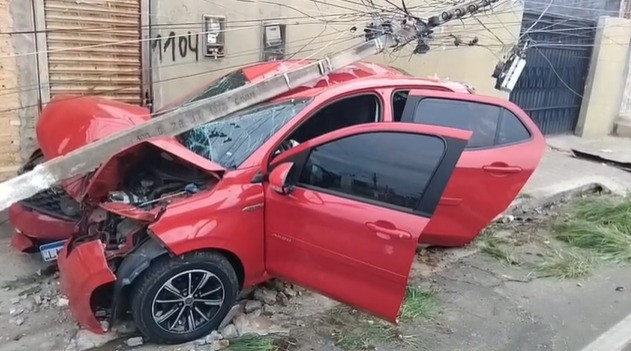 Carro bate em poste e provoca falta de energia em cidade no Sul do Piauí