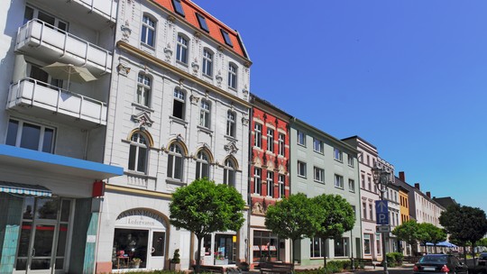 Cidades alemãs oferecem estadia grátis para atrair moradores - Programa oferece moradia quase gratuita em cidade alemã para atrair novos moradores e combater envelhecimento populacional, preconceito e avanço da extrema direita.