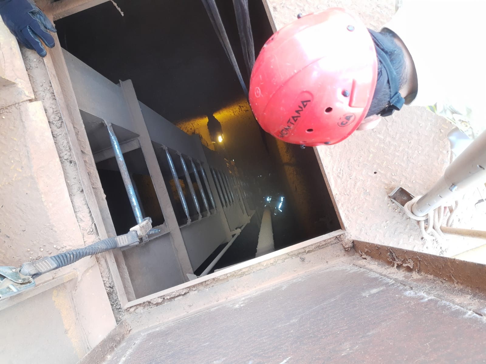 Trabalhador despenca de altura de 8 metros em fosso de elevador de indústria, em Maringá
