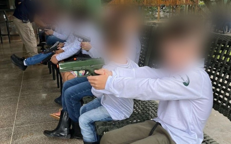 Após clube divulgar imagens de crianças atirando com armas de