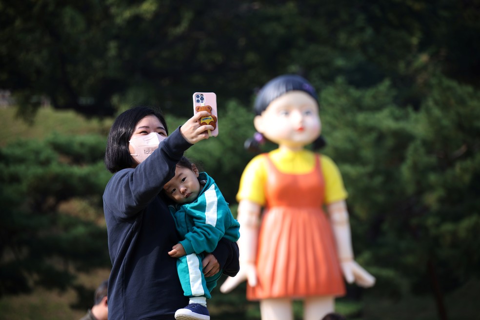 Batatinha Frita 1, 2, 3': Boneca de Round 6 em parque de Seul