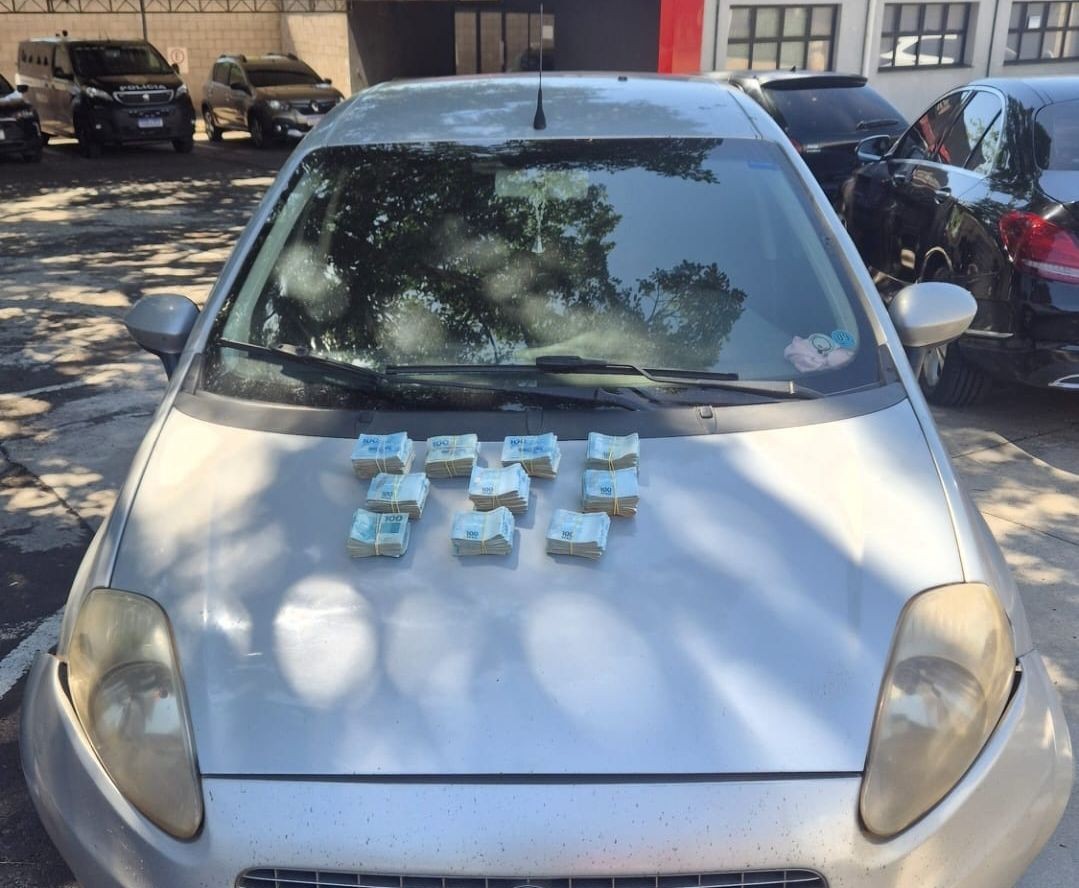 Polícia apreende R$ 100 mil em dinheiro dentro de sacola em carro parado na contramão no interior de SP