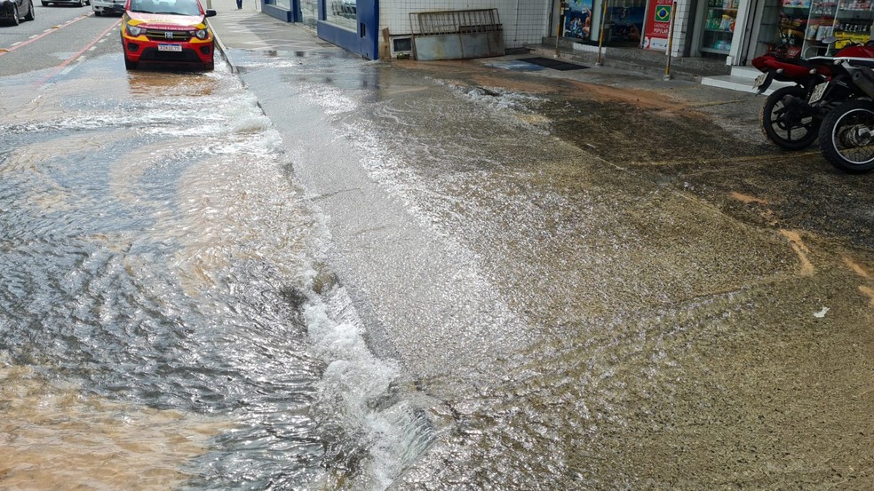 Desperdício de água aumenta pelo sexto ano seguido no Brasil; volume  perdido em vazamentos abasteceria 30% dos brasileiros por um ano, diz  estudo | G1