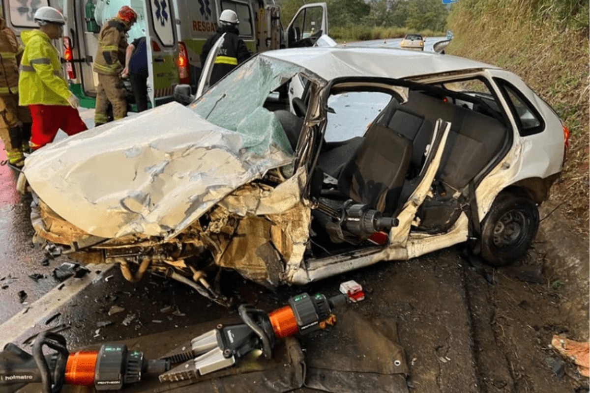 Motorista morre e passageiro fica em estado grave após batida entre carro e caminhonete na BR-116