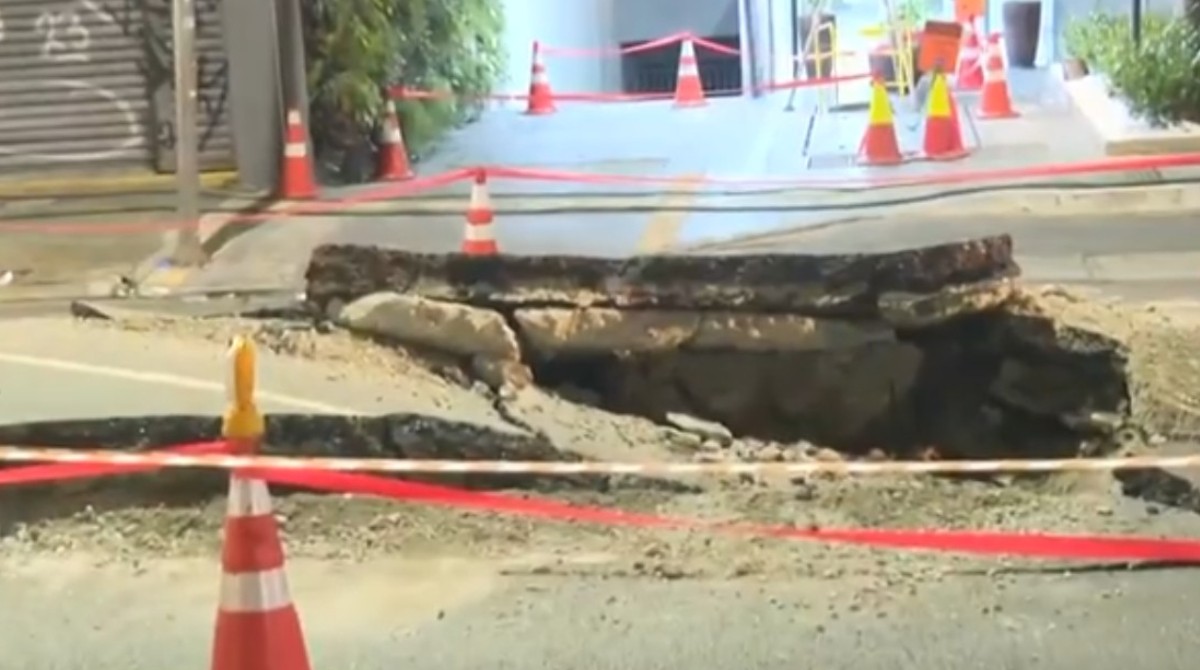 Após explosão, cratera se abre na Rua da Consolação, uma das vias mais importantes da região central de SP