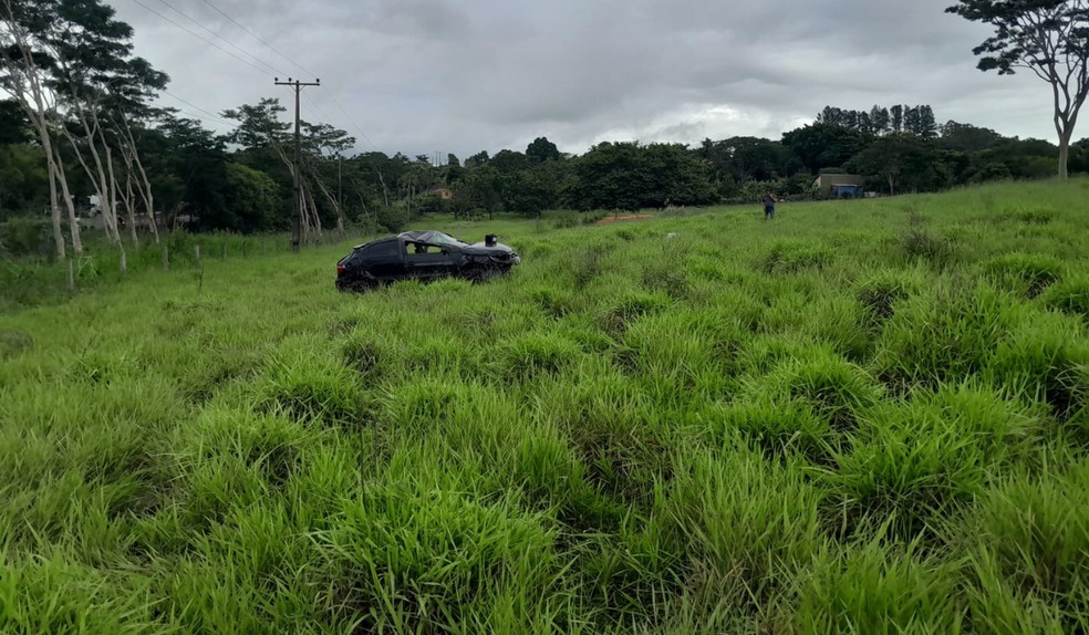 Motorista de 34 anos morre após capotar carro em rodovia de Álvares Machado — Foto: Redes Sociais/Reprodução